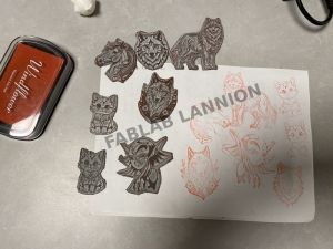 tampons en caoutchouc gravés à la découpeuse laser et le résultat de leur encrage sur une feuille