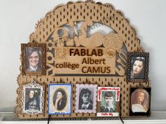 panneau en bois avec portraits encadrés accrochés dessus